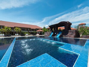 Outdoor pool - Tok Aman Bali Beach Resort (Pasir Puteh)