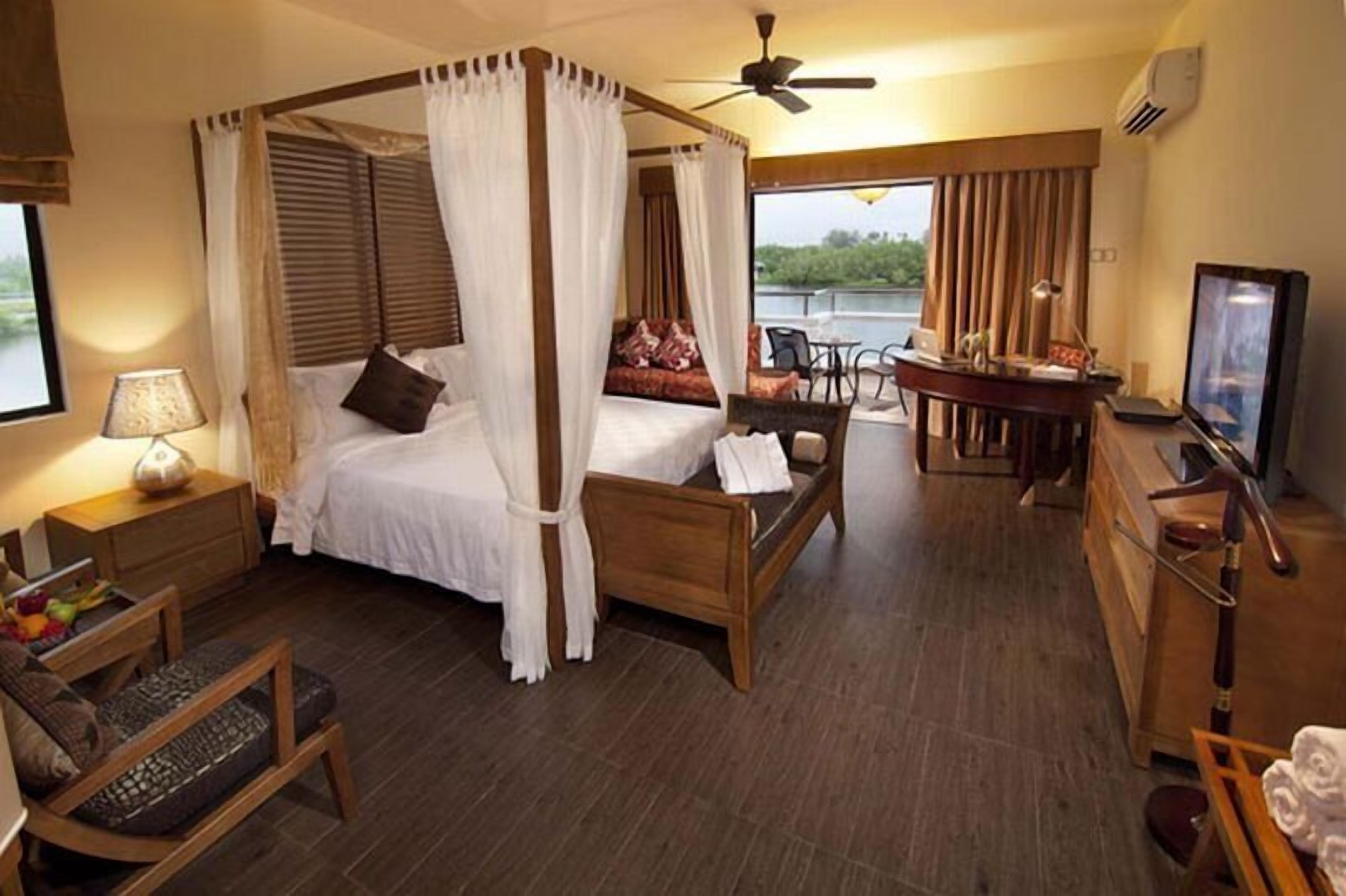 Minibar, két bảo mật tại phòng, bàn 