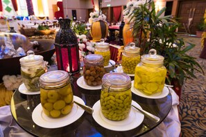 Dagelijks ontbijtbuffet (MYR 25 per persoon)