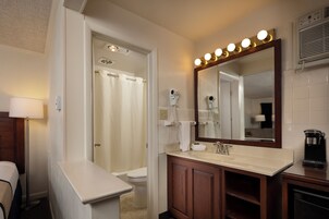 Ducha, secador de pelo y toallas