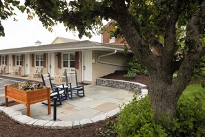Terrace/patio - Travelers Rest Motel (Gordonville)
