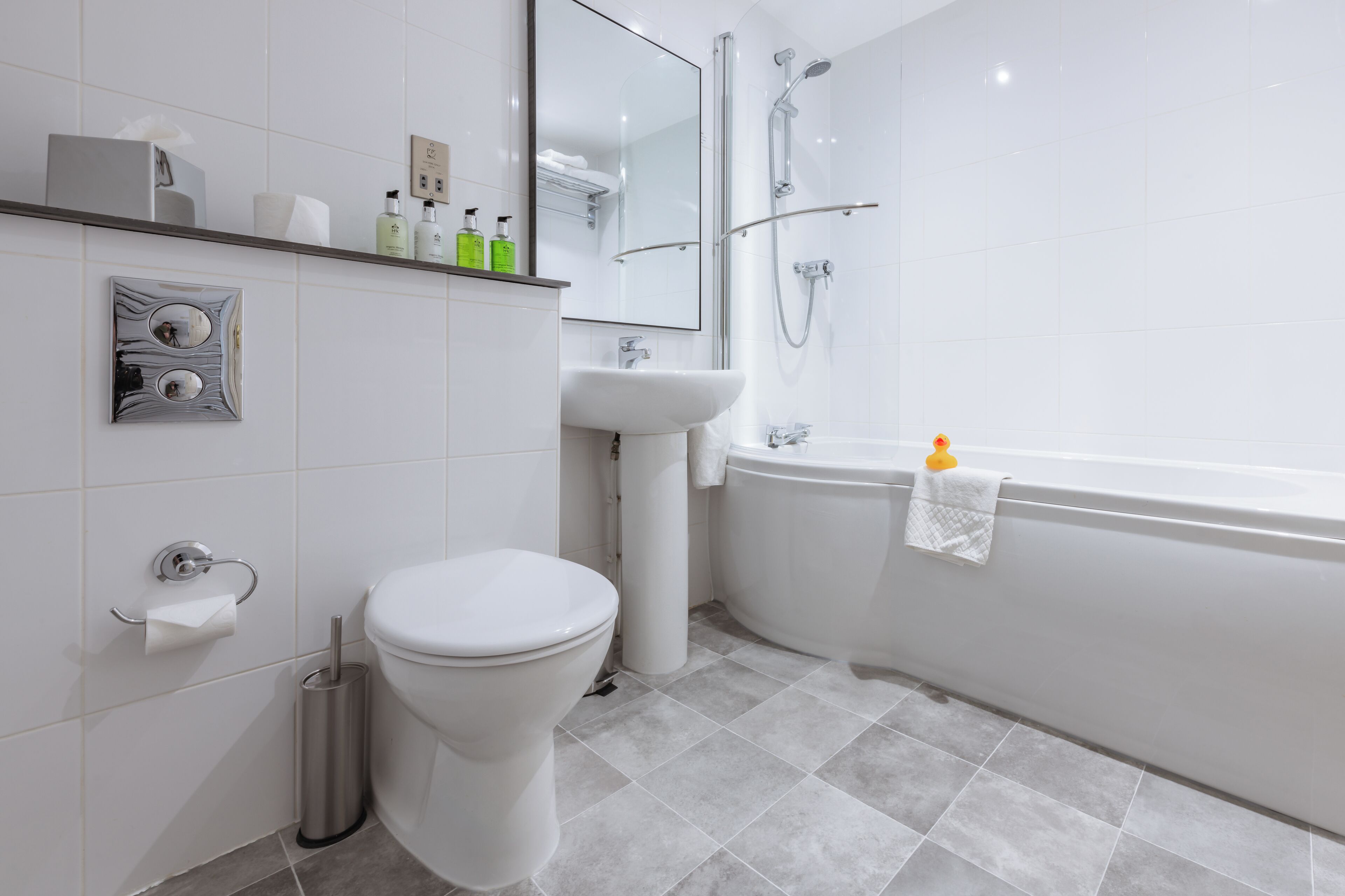 Un baño moderno con inodoro, lavabo y bañera.