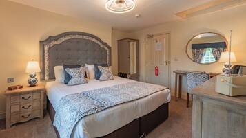 Superior Double Room, Ensuite | Desk, soundproofing, iron/ironing board, cribs/infant beds