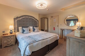 Superior Double Room, Ensuite | Desk, soundproofing, iron/ironing board, cribs/infant beds - The King William IV (Hunstanton)