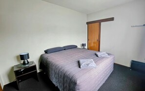 Deluxe One Bedroom | Laptopgeeigneter Arbeitsplatz, Verdunkelungsvorhänge, kostenloses WLAN