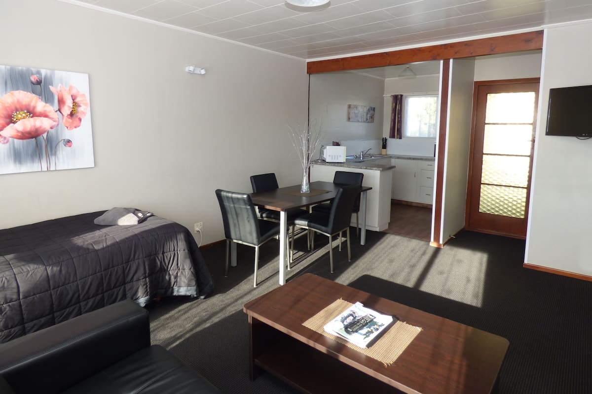1 habitación, espacio para trabajar con laptop y cortinas blackout