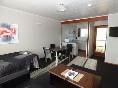 Apartment, 2 Schlafzimmer (Unit 1) | Laptopgeeigneter Arbeitsplatz, Verdunkelungsvorhänge, kostenloses WLAN. Anchor Motel