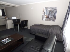 مساحة عمل للكمبيوتر ال محمول وستائر تعتيم وواي فاي مجانًا وملاءات أسرّة