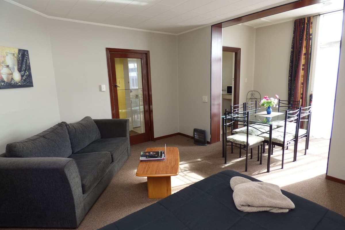 1 habitación, espacio para trabajar con laptop y cortinas blackout