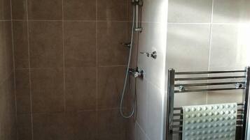 Standaard tweepersoonskamer, toegankelijk voor mindervaliden, en-suite badkamer | Badkamer