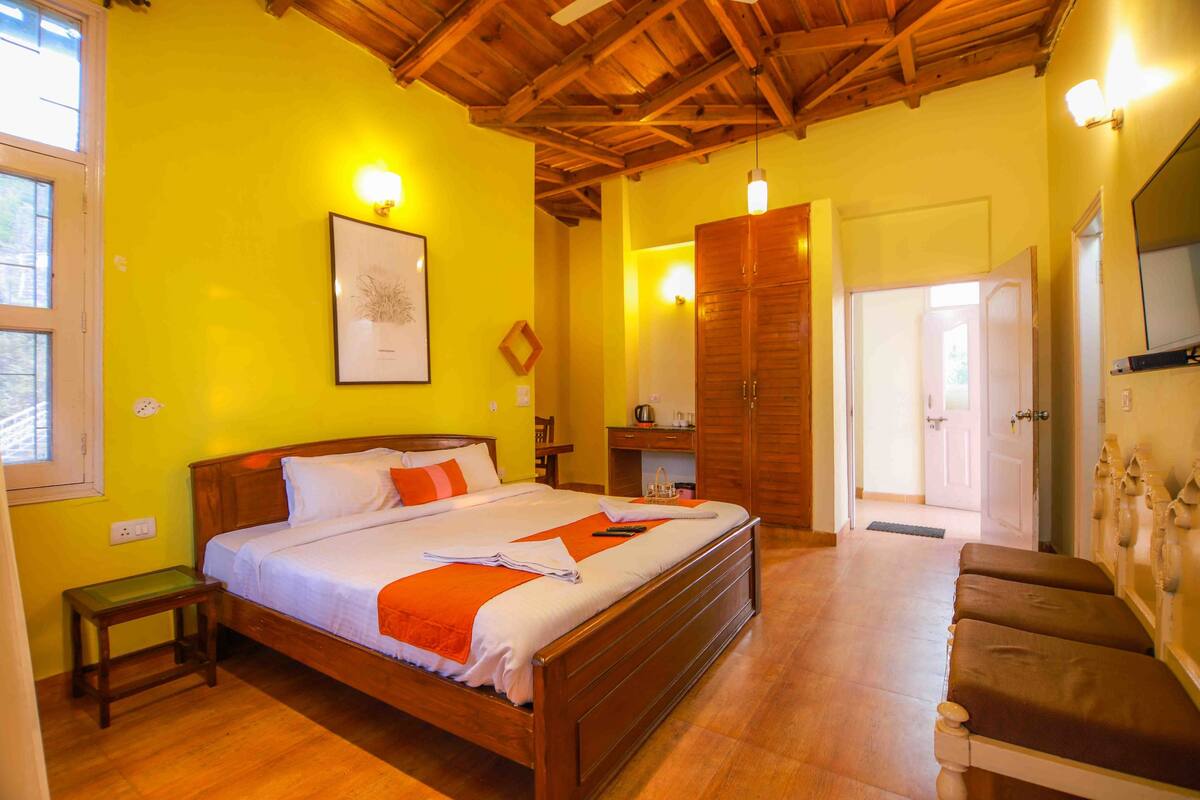 Forest View Room | Escritorio, espacio para trabajar con laptop y insonorización