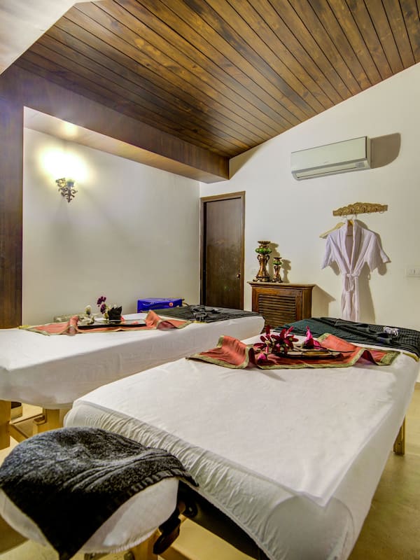 Couples treatment room(s), steam room, hot springs/mineral springs