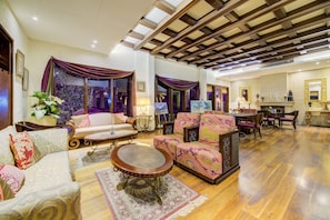 Coin salon dans le hall