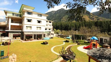 Vista frontal de la propiedad