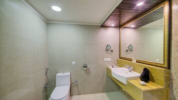Un baño moderno con inodoro, lavabo y ducha.