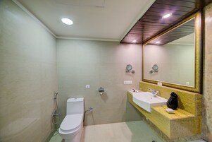 Un baño moderno con inodoro, lavabo y ducha.