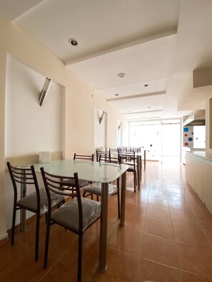 Breakfast, lunch and dinner served - Nergiz Hotel (Antalya)