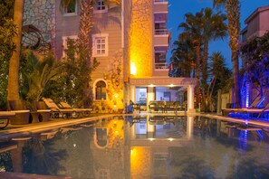 Outdoor pool, pool umbrellas - Nergiz Hotel (Antalya)
