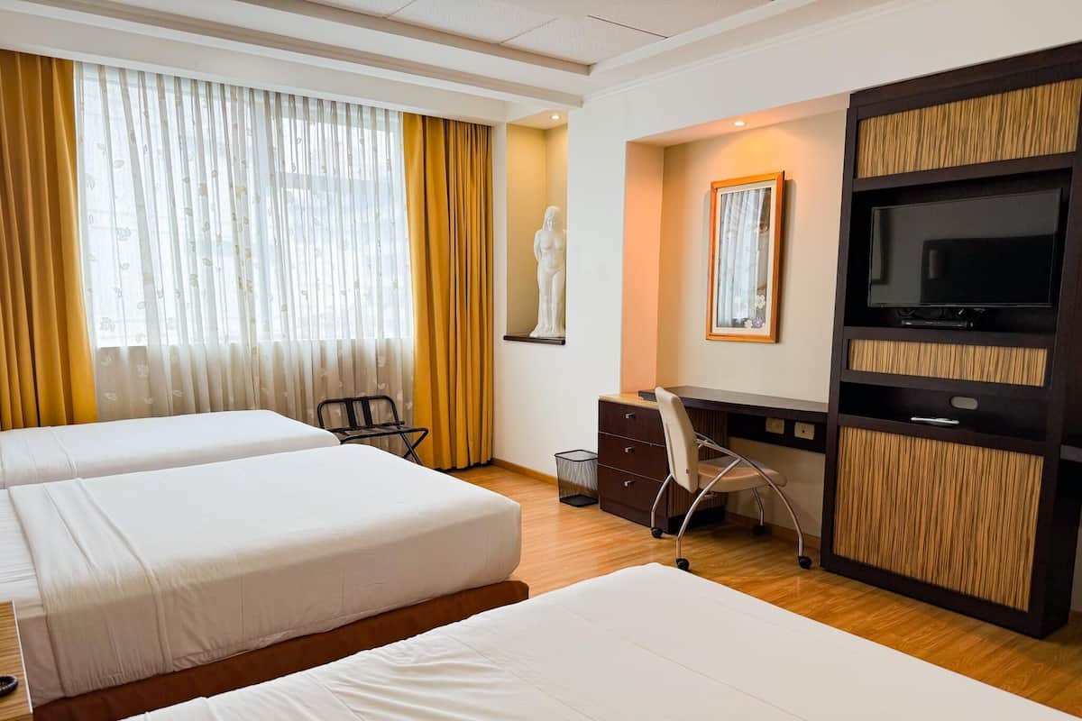 1 kamar tidur, selimut bulu angsa, minibar, dan brankas