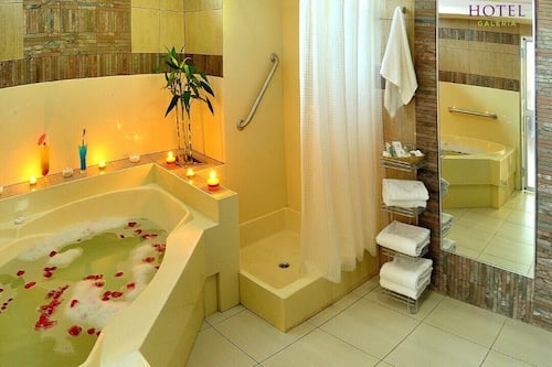 Deluxe Suite | Bathroom | Combined shower/bathtub, hair dryer, towels, soap