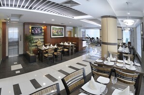Déjeuner, dîner et souper servis sur place; cuisine internationale 