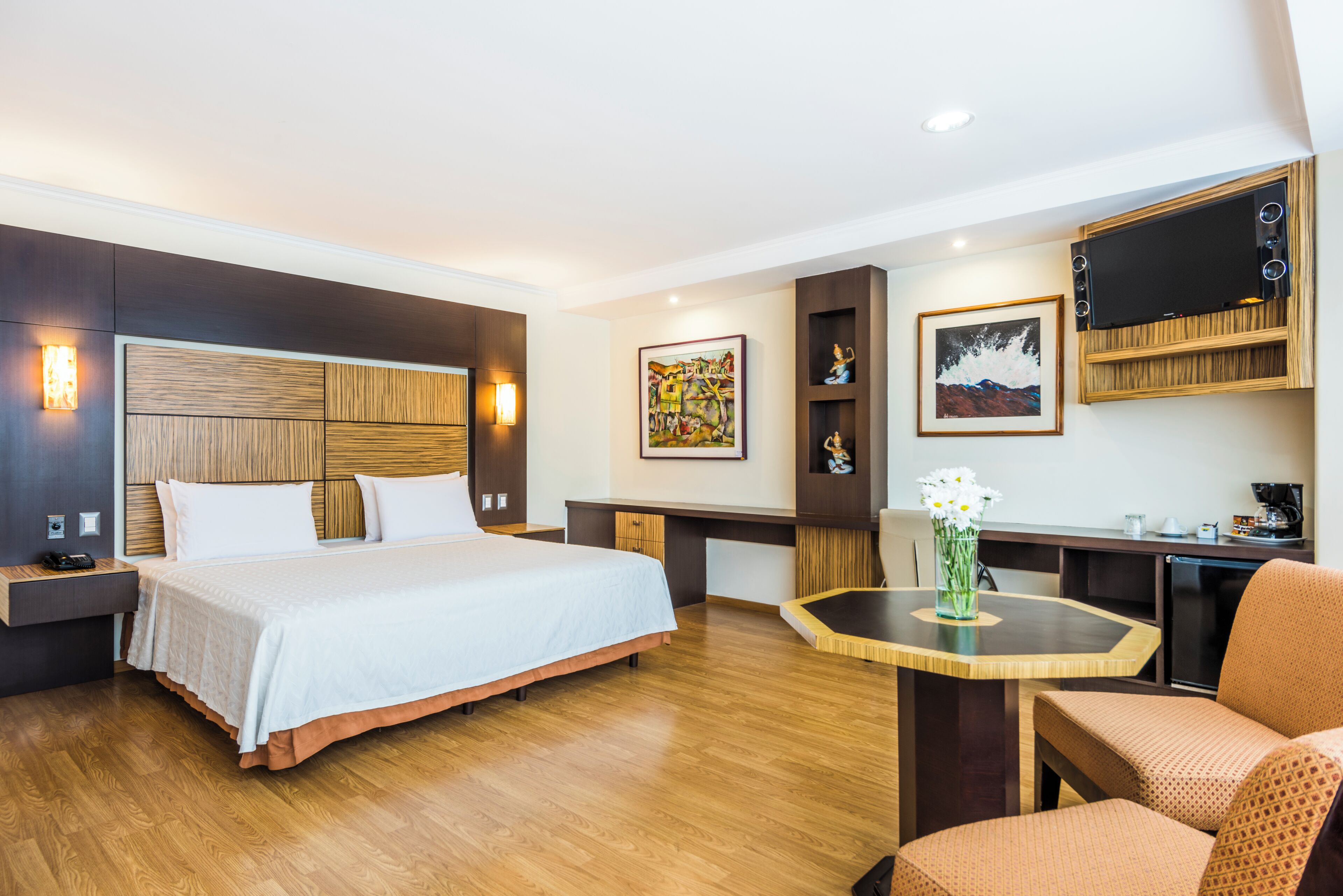 Cubrecamas, minibar y caja de seguridad en la habitación 