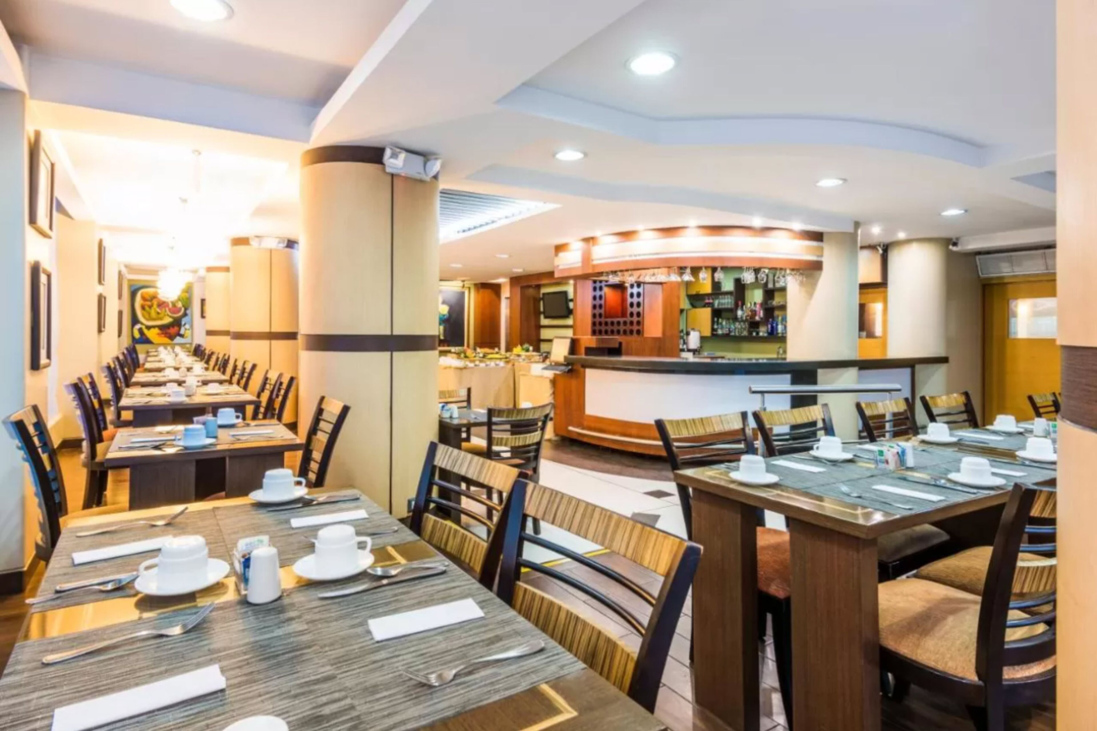 Desayuno continental diario (USD 8 por persona)