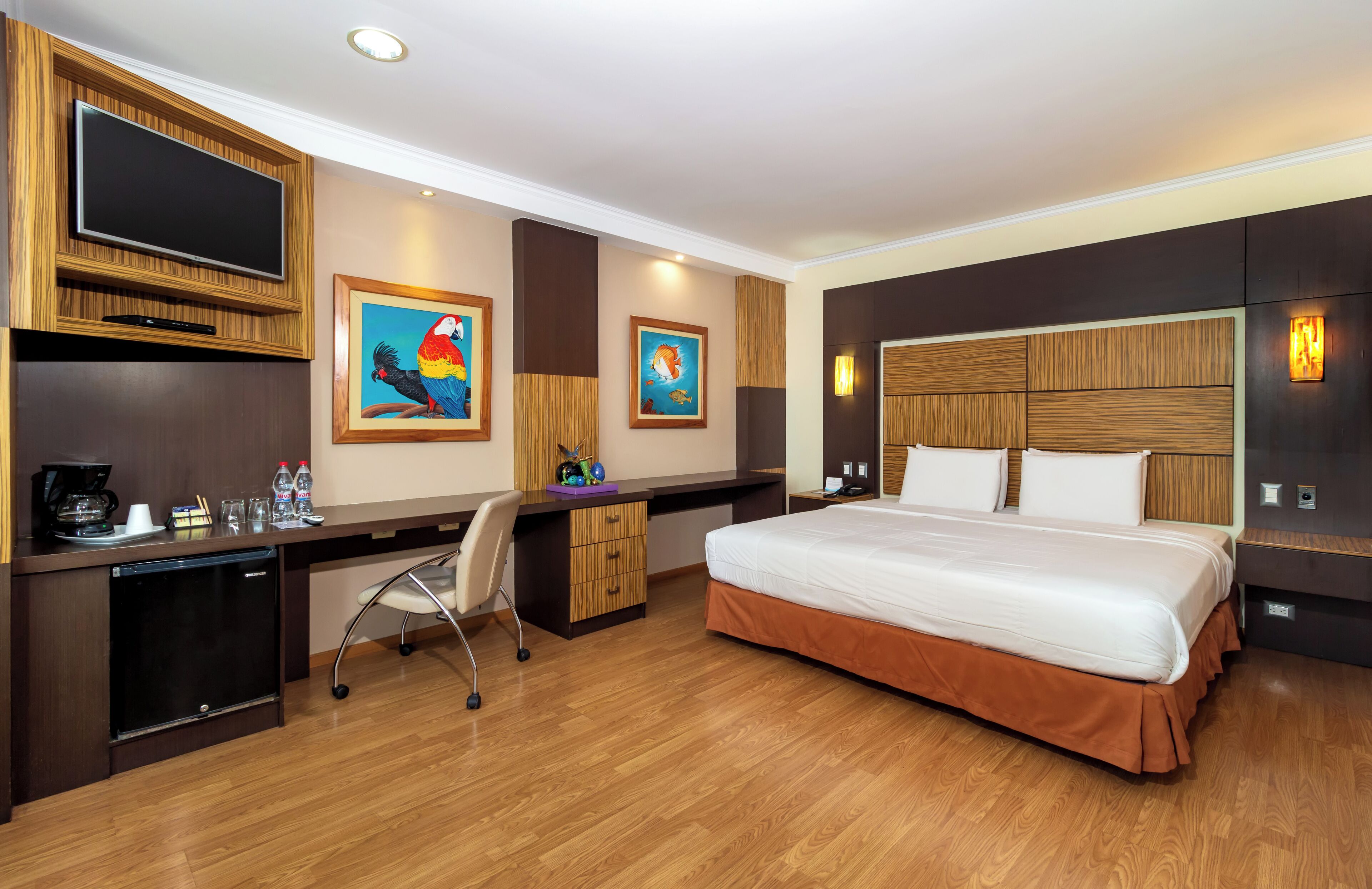 deluxe double room | down duvets, minibar, in-room safe, individually furnished