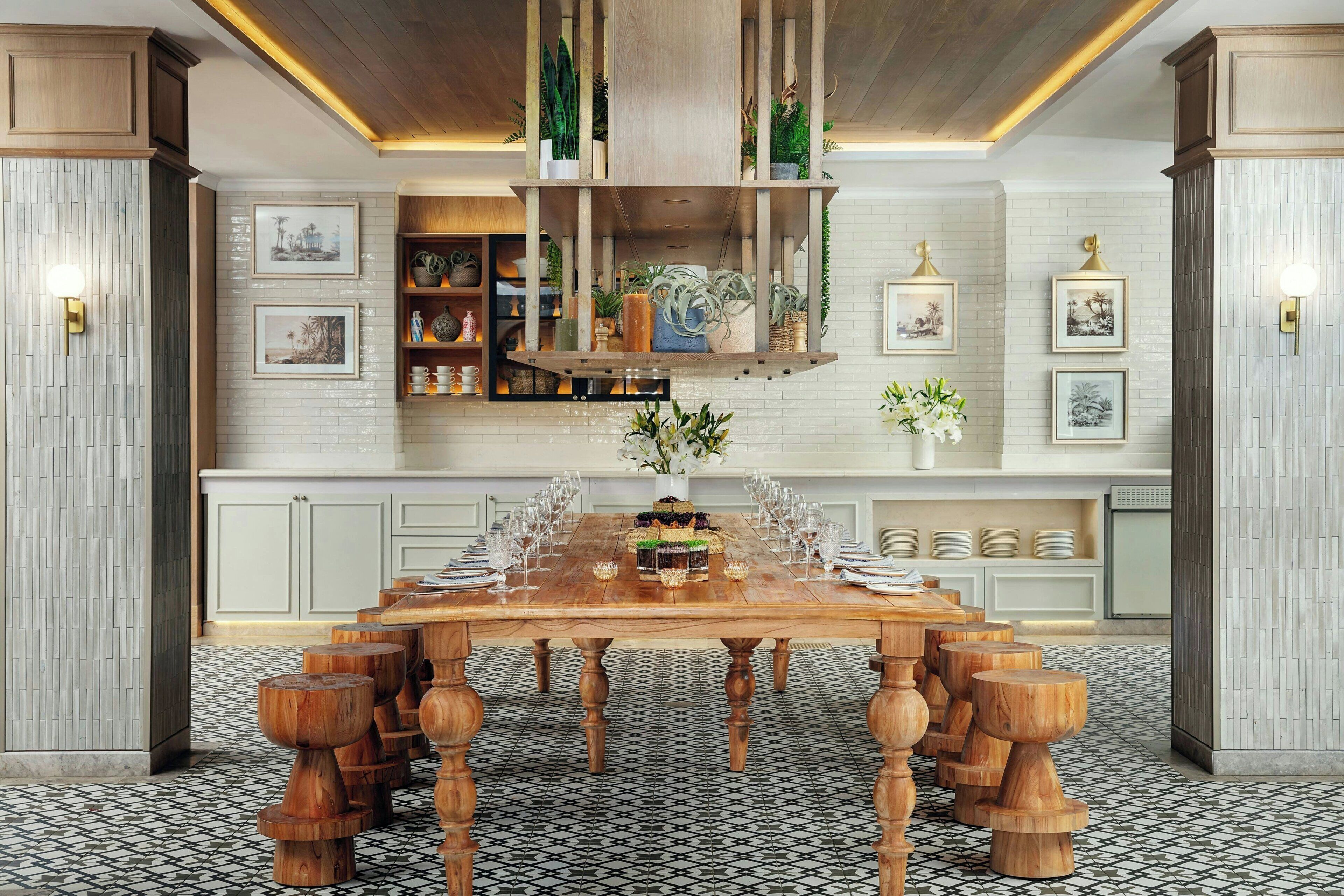 6 restaurants, breakfast served