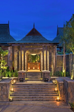 Ubicación a pie de playa, arena blanca, tumbonas y sombrillas