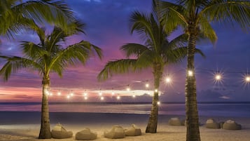 På stranden, vit sandstrand, solstolar och parasoller
