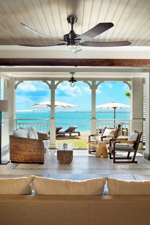 Suite, 1 cama de matrimonio grande con sofá cama | Playa | Ubicación a pie de playa, arena blanca, tumbonas y sombrillas