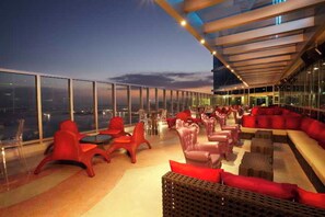 4 bars/lounges, tapas bar - Megapolis Hotel Panamá (Panama City)