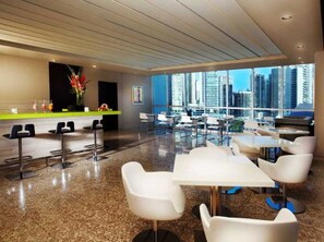 4 bars/lounges, tapas bar - Megapolis Hotel Panamá (Panama City)