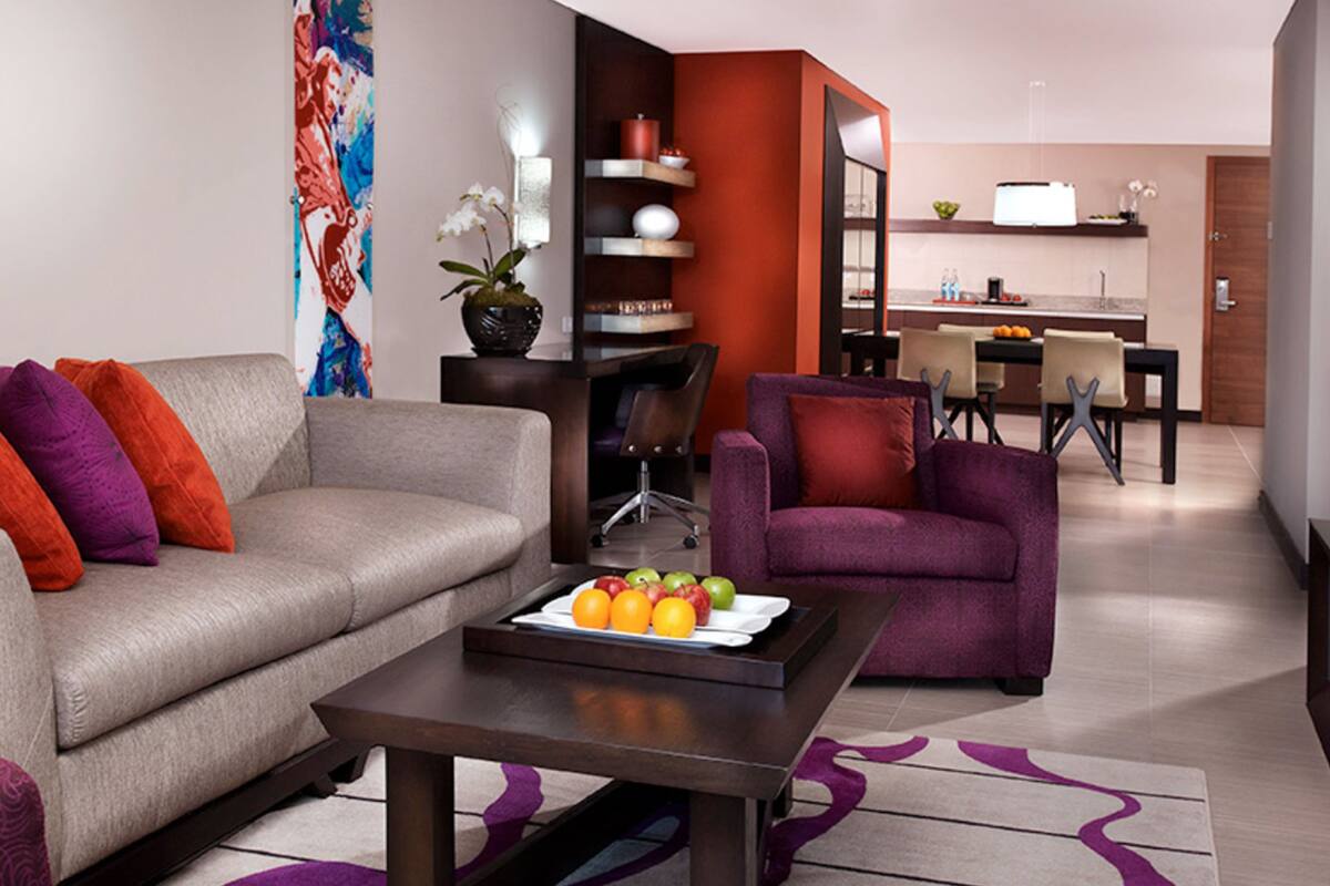 Rock Platinum Suite One Bedroom | Sala de estar | Televisión LCD de 42 pulgadas con canales por cable, una televisión