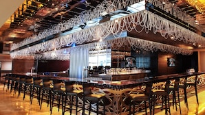 4 quầy bar/khu lounge, bar phục vụ món nhẹ kiểu Tây Ban Nha 