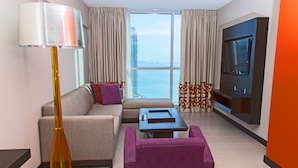 Phòng Suite Premium, 1 giường cỡ king và sofa giường, quang cảnh biển | Bộ đồ giường kháng dị ứng, két bảo mật tại phòng, bàn, màn/rèm cản sáng 