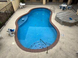 Una piscina al aire libre, tumbonas