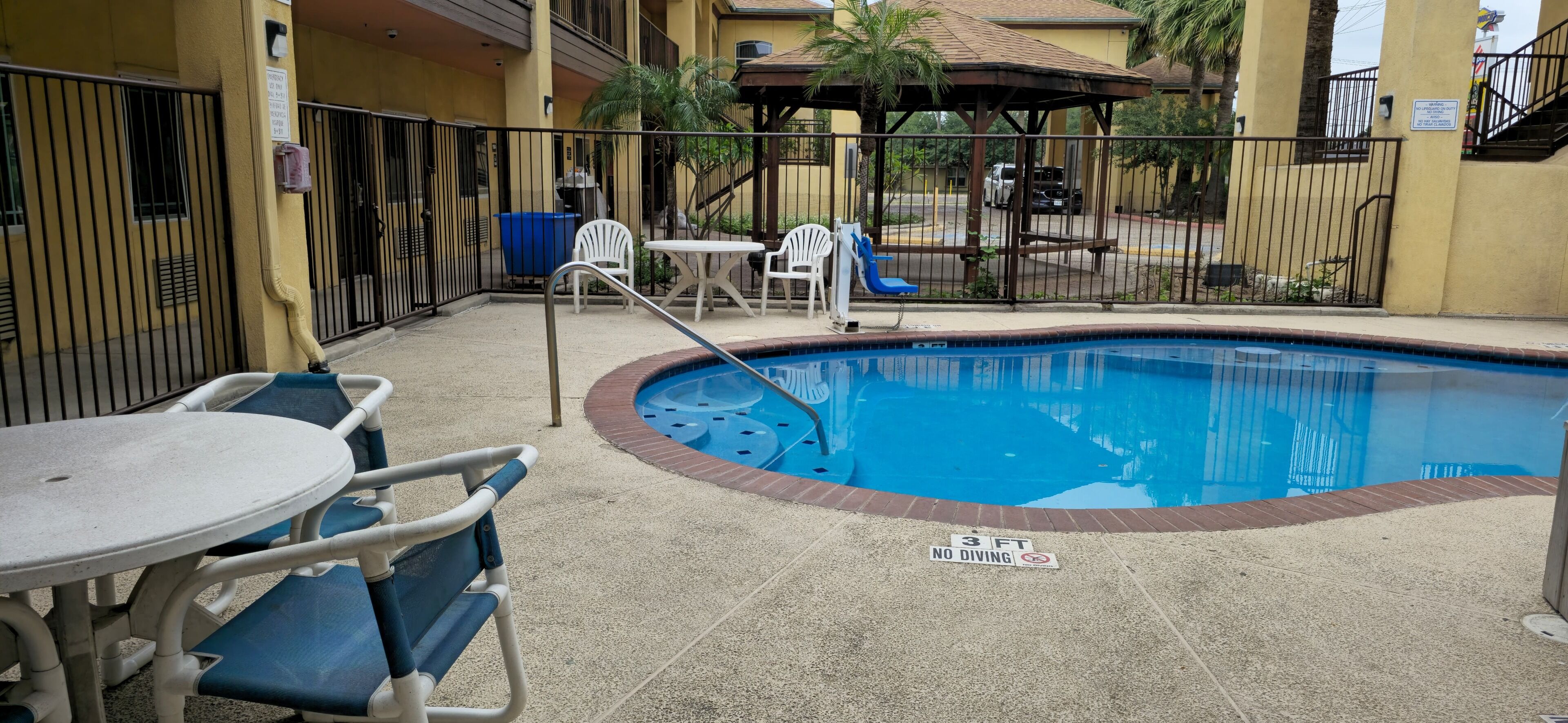 Piscina externa, espreguiçadeiras