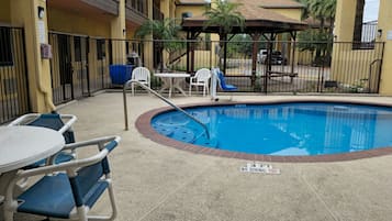 Piscina externa, espreguiçadeiras
