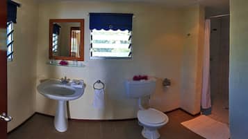 Shower, rainfall showerhead, free toiletries, towels