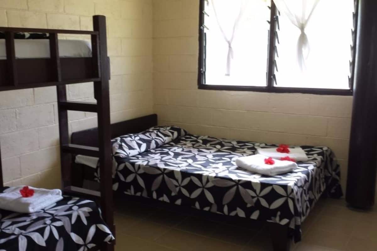 Budget Room, Garden View, Shared Bathroom | Bed sheets
