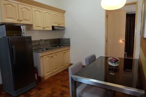 32-inch flat-screen TV with cable channels, TV - Asian Mansion Il (Makati)