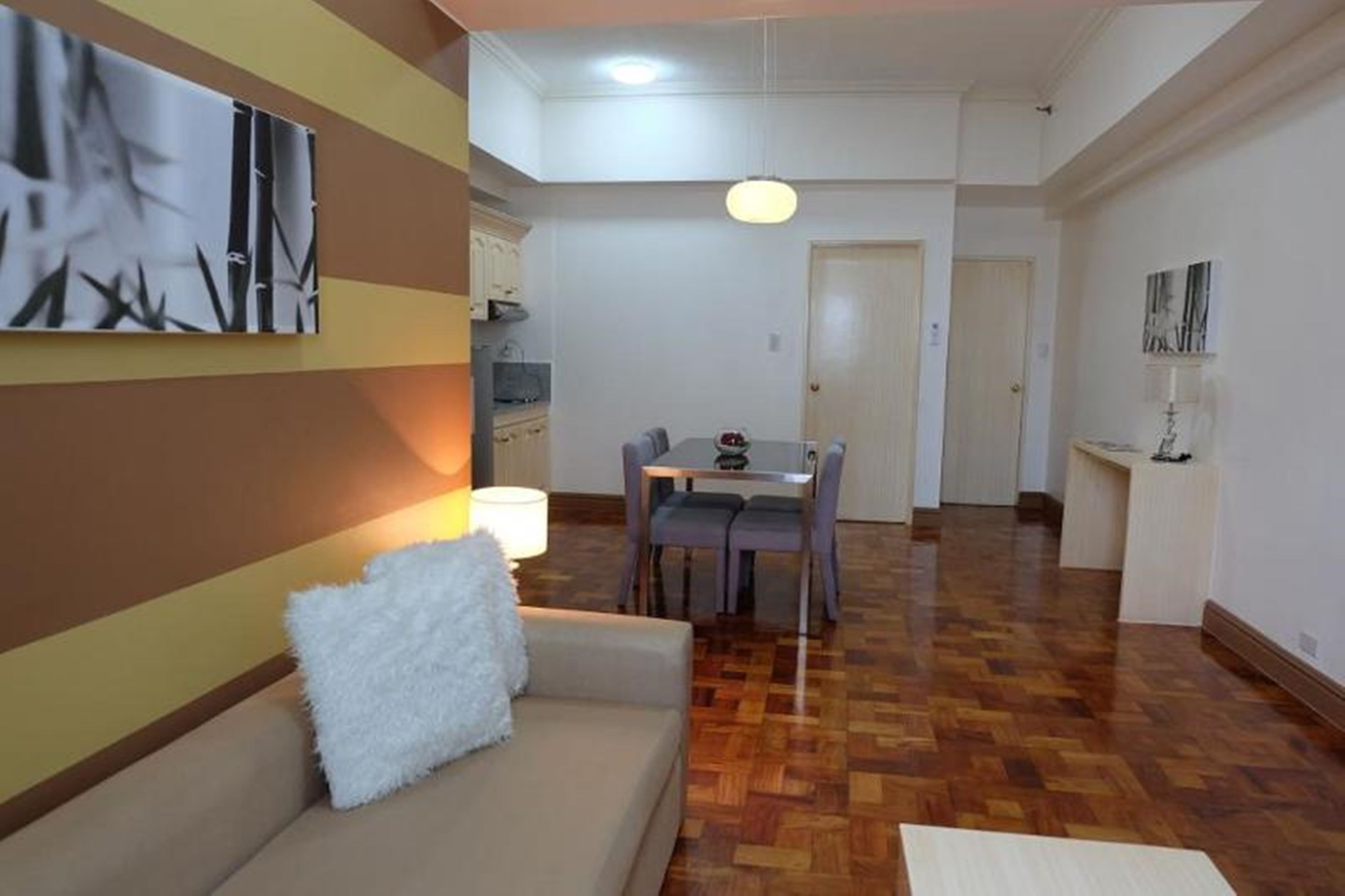 Suite, 1 habitación | Zona de estar | Televisión de pantalla plana de 32 pulgadas con canales por cable