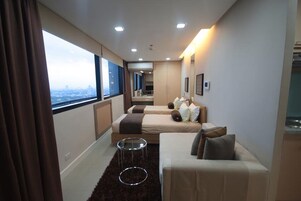 Studio Premier | In-room safe, desk, blackout drapes, iron/ironing board