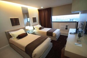Estudio básico, vista a la ciudad | Caja de seguridad en la habitación, escritorio y cortinas blackout 