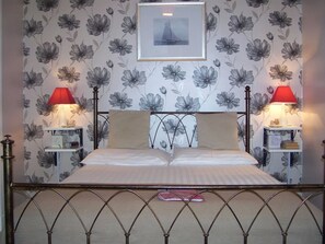 Double Room (Pet 2) | Desk, iron/ironing board, free WiFi, bed sheets - No 29 Well Street B & B (Moffat)