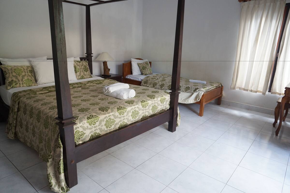 Classic Triple Room, Multiple Beds, Beach View, Beachfront | Living area
