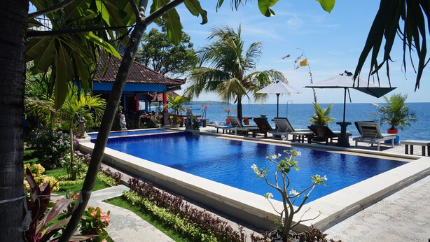 Una piscina al aire libre