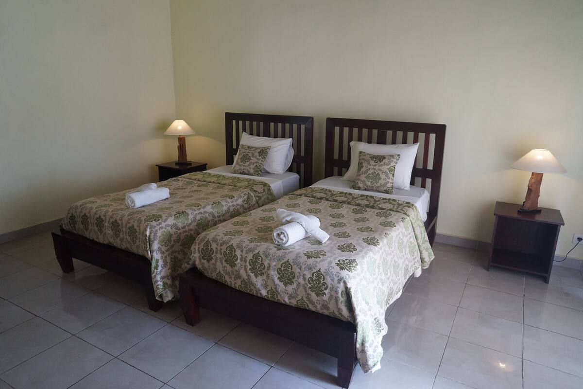 Classic Twin Room, Multiple Beds, Partial Ocean View